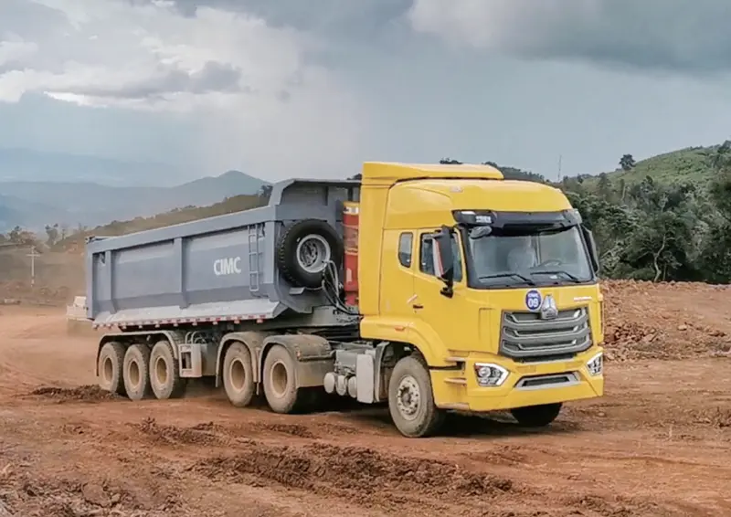 sinotruk-howo-NX-6x4-tractor-truck-1